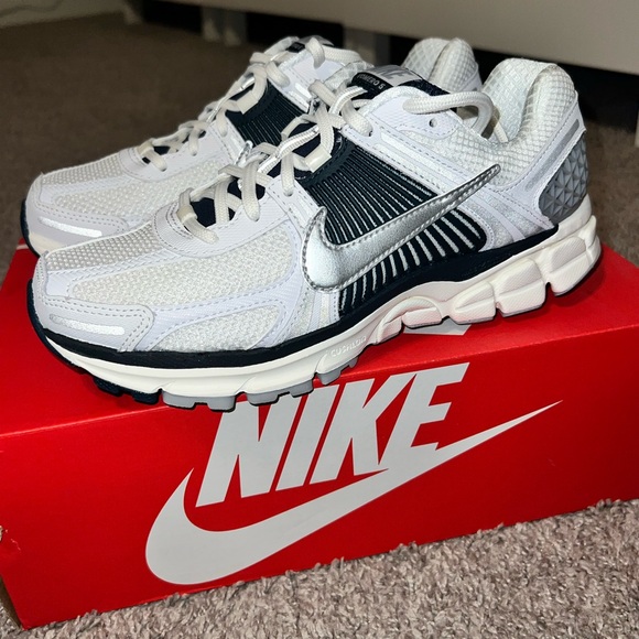 BRAND NEW IN BOX Nike Vomero 5 Women's Sneakers - White, Silver, and Deep Blue - Picture 7 of 15